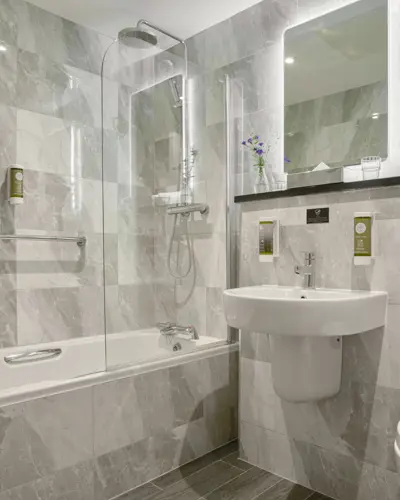 Barhroom With Bath Full Res